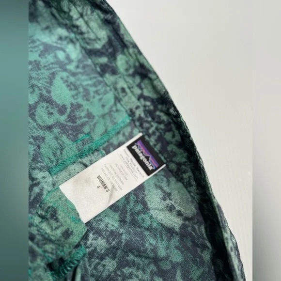 PATAGONIA - W's Wavefarer® Board Shorts - 5"" Reverse Hawaiian: Emerald. sz 4 - Picture 5 of 8